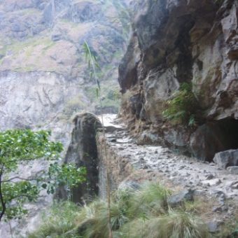 The ever present sheer drops on the way to Tal.